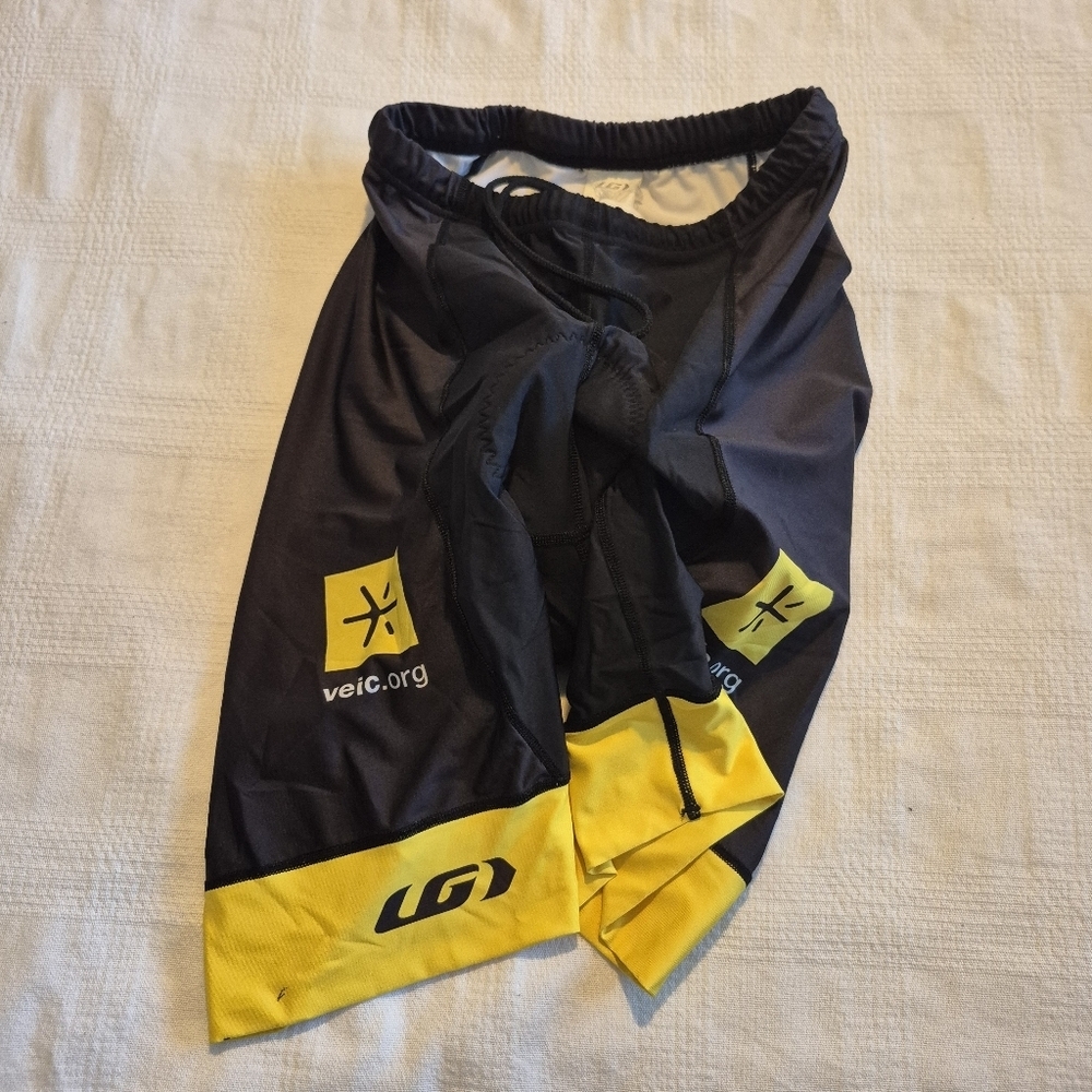 Louis Garneau men's size Medium black & yellow cycling shorts, marks on leg GUC